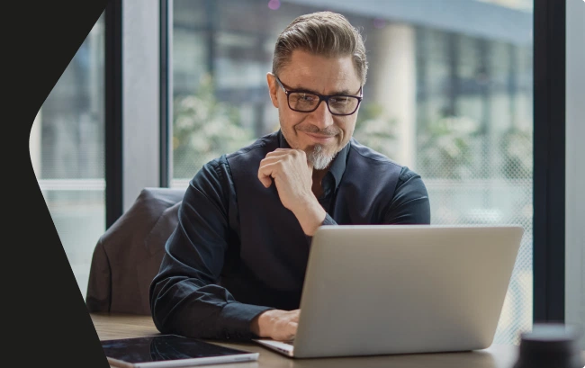 Empresario usando laptop protegida por Kaspersky