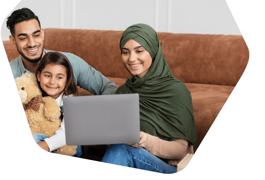 Parents et enfants regardant une tablette ensemble