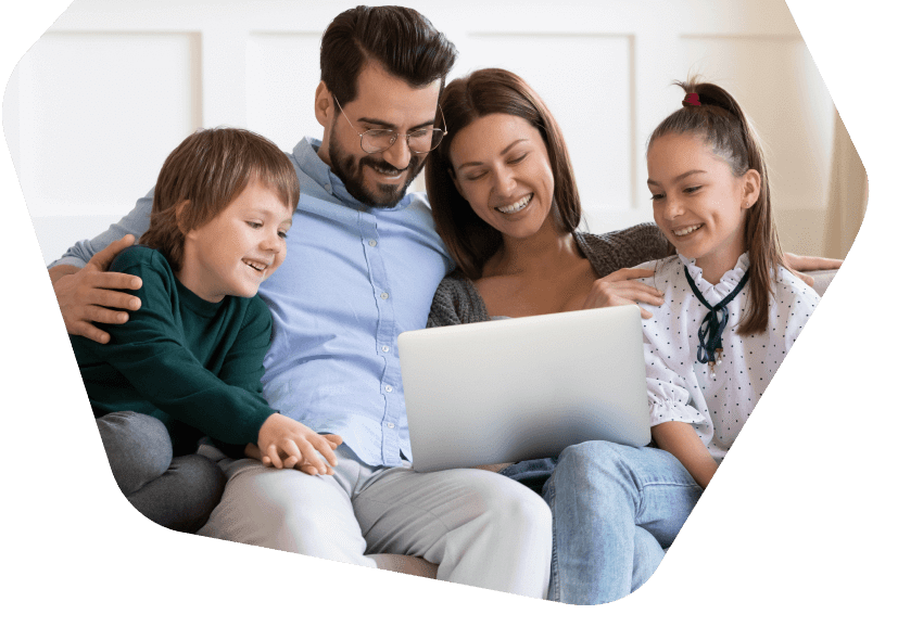 Parents et fille utilisant leur ordinateur portable