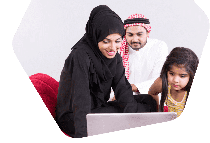 عائلة تشاهد الأفلام على الكمبيوتر