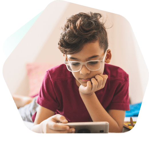 فتى يشاهد الأفلام على الهاتف