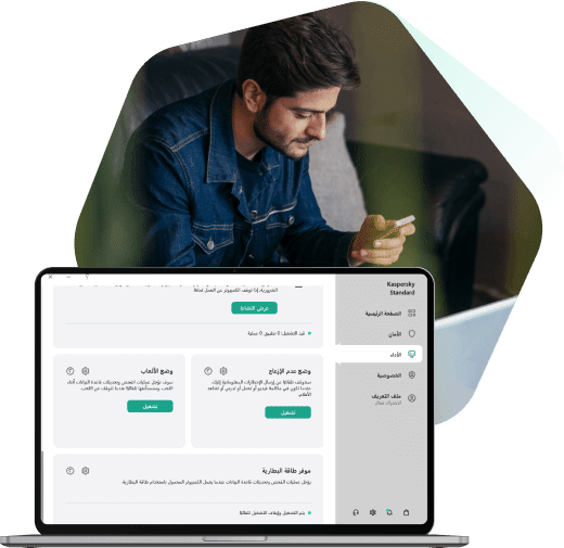 رجل يستخدم هاتفها المحمول