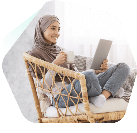 Jeune homme gérant ses appareils facilement avec Kaspersky