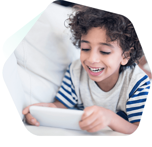 فتى بسعادة يشاهد الجهاز اللوحي