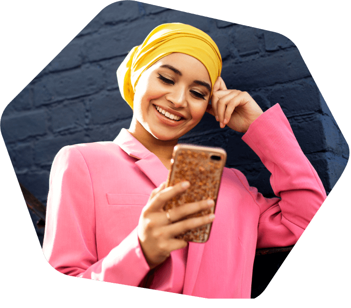 امرأة تبتسم باستخدام هاتفها المحمول