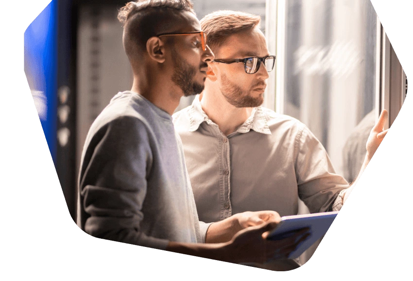 يعمل زملاء العمل مع الكمبيوتر