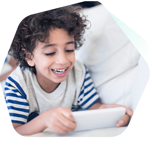 Adolescent en difficulté en ligne sur sa tablette