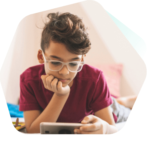 Garçon qui regarde YouTube en toute sécurité sur un ordinateur portable en utilisant des enfants sûrs de Kaspersky