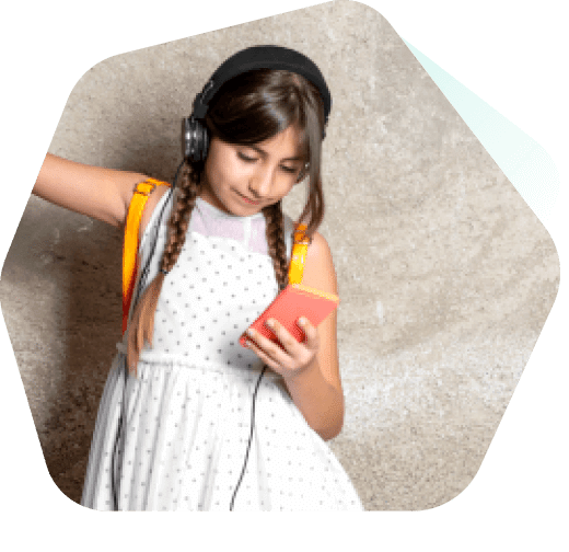 Jeune fille sur un ordinateur portable avec le site Web de Kaspersky filtre actif