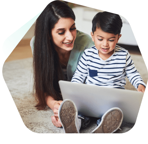 Famille heureuse assise ensemble tous en utilisant des appareils à la maison