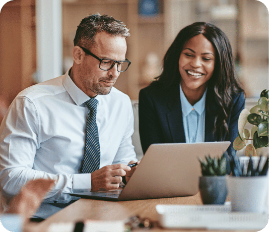 Homem e mulher, de forma inteligente, vestido com o laptop para o trabalho