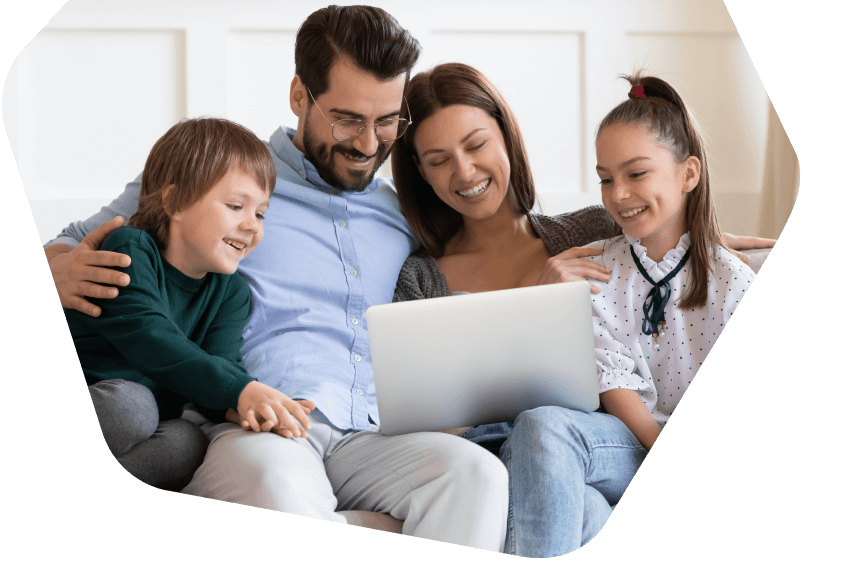 Parents et fille utilisant leur ordinateur portable