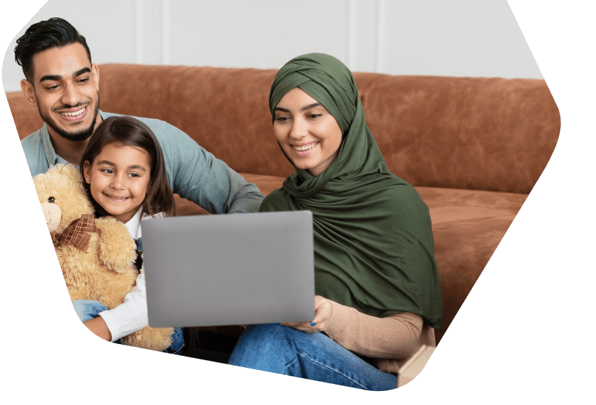 Parents et enfants regardant une tablette ensemble